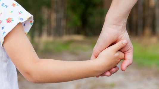 Cea mai TÂNĂRĂ mamă din România, SACRIFICIU enorm pentru fiica sa. A născut la doar 12 ani