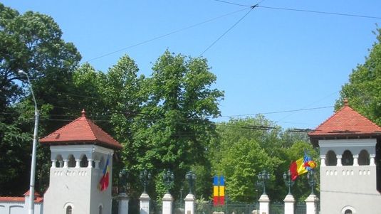 Un bărbat ameninţă că se aruncă de pe un stâlp, în Capitală. ISU a umflat două perne împrumutate