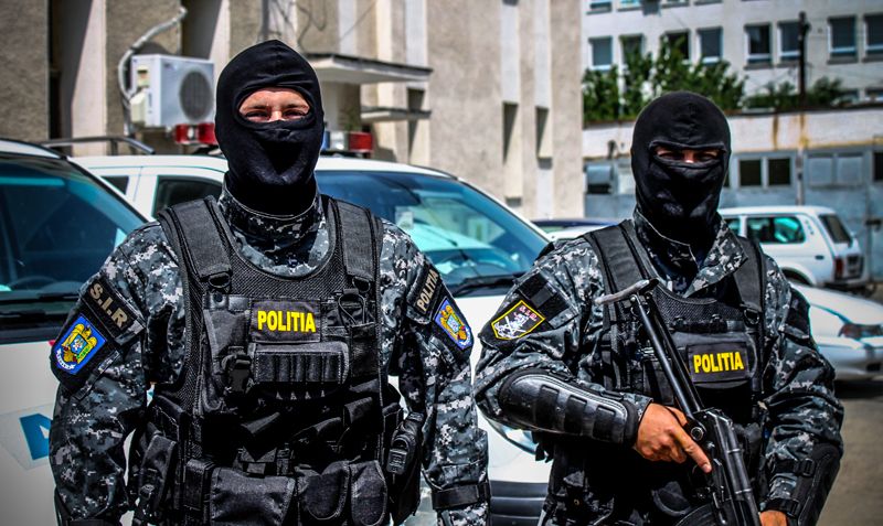 Șapte membri ai unei rețele de trafic de persoane, din Caracal, au fost reținuți 