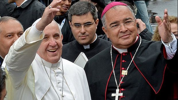 Un cardinal a fost jefuit de un crucifix 