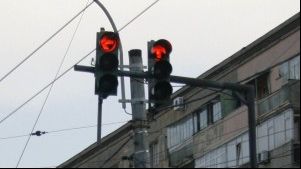 Un şofer bucureştean a aşteptat două ore culoarea verde a semaforului