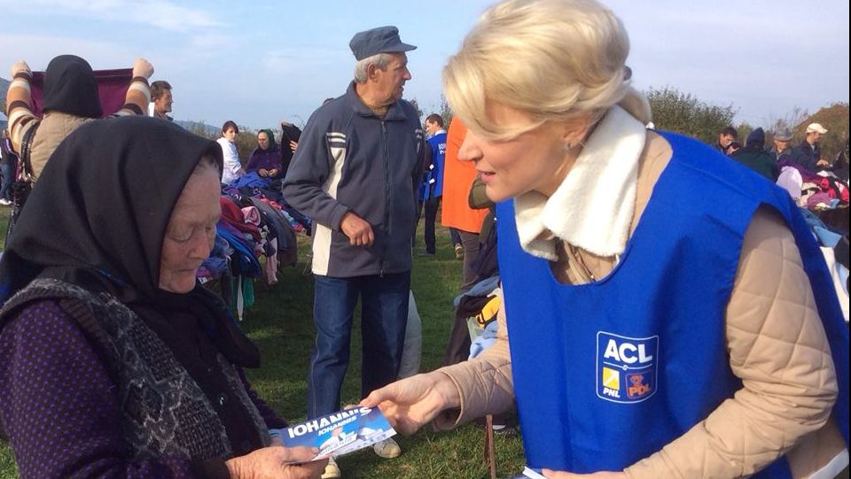 Cum s-a făcut de rușine Andreea Paul la un miting PDL: Votați VICTOR PONTA!