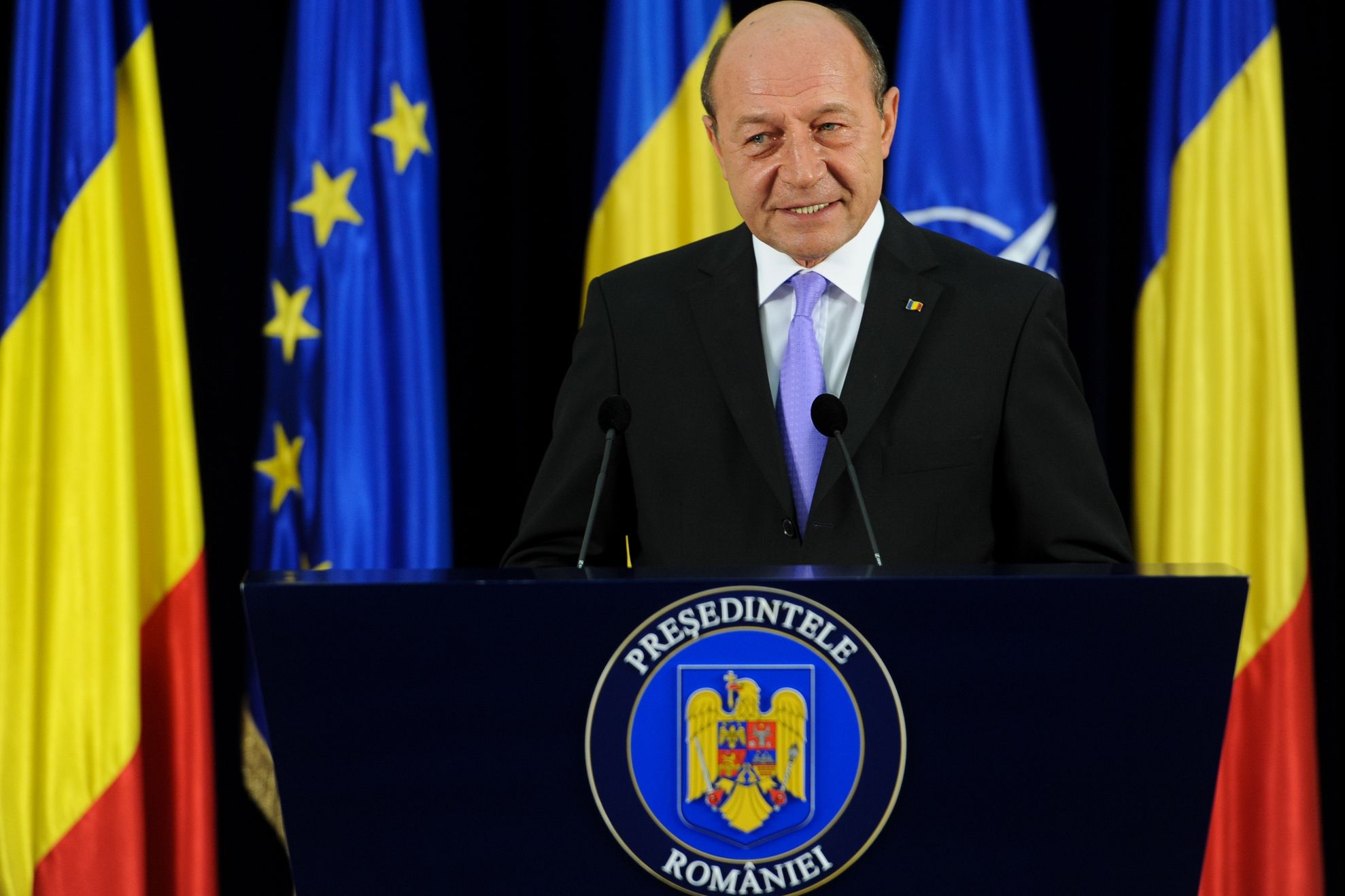 Băsescu: Dacă mâine Lukoil nu reia producţia, cer Guvernului să fie pregătit să preia rafinăria 
