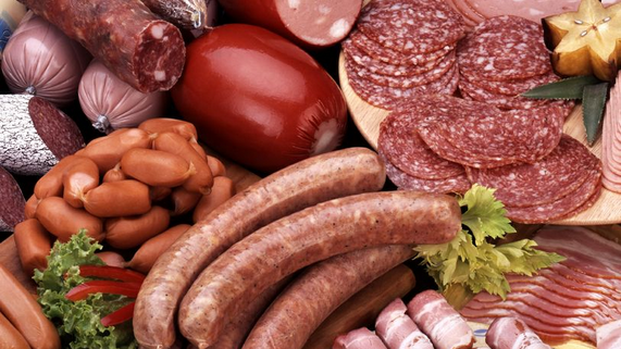DISPAR de pe piaţă! Ce CRENVUŞTI, CÂRNAŢI şi SALAM nu se vor mai găsi în magazine