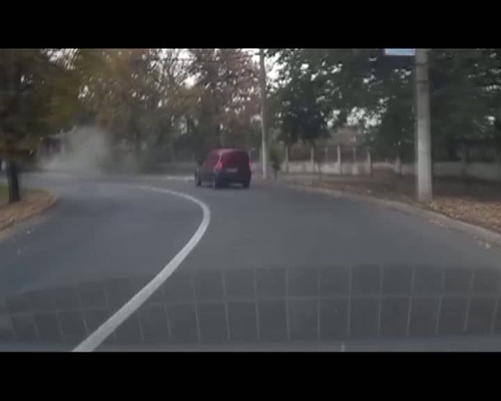 Un tânăr a rupt un stâlp de electricitate din Galaţi după ce a intrat cu maşina în el