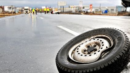 Un autobuz cu 15 pasageri s-a răsturnat în judeţul Braşov. O persoană a fost rănită
