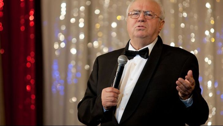 Alexandru Arşinel e arătat cu degetul pe stradă