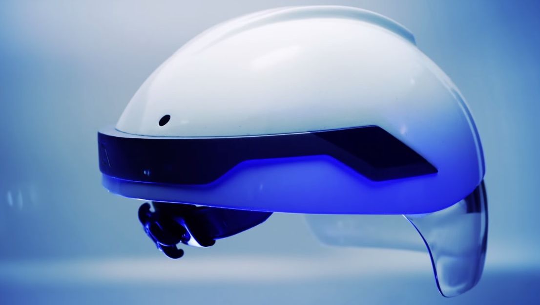 Această cască de Robocop ne SCHIMBĂ cu totul realitatea! Primii care o folosesc sunt muncitorii