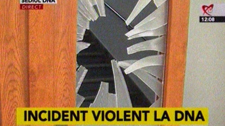 INCIDENT VIOLENT la sediul DNA: un bărbat a spart GEAMUL de la uşa instituţiei