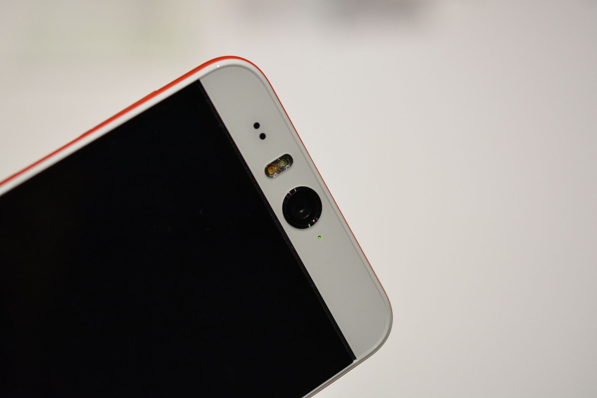 HTC tocmai A SPULBERAT CONCURENȚA: are cel mai tare telefon pentru selfie
