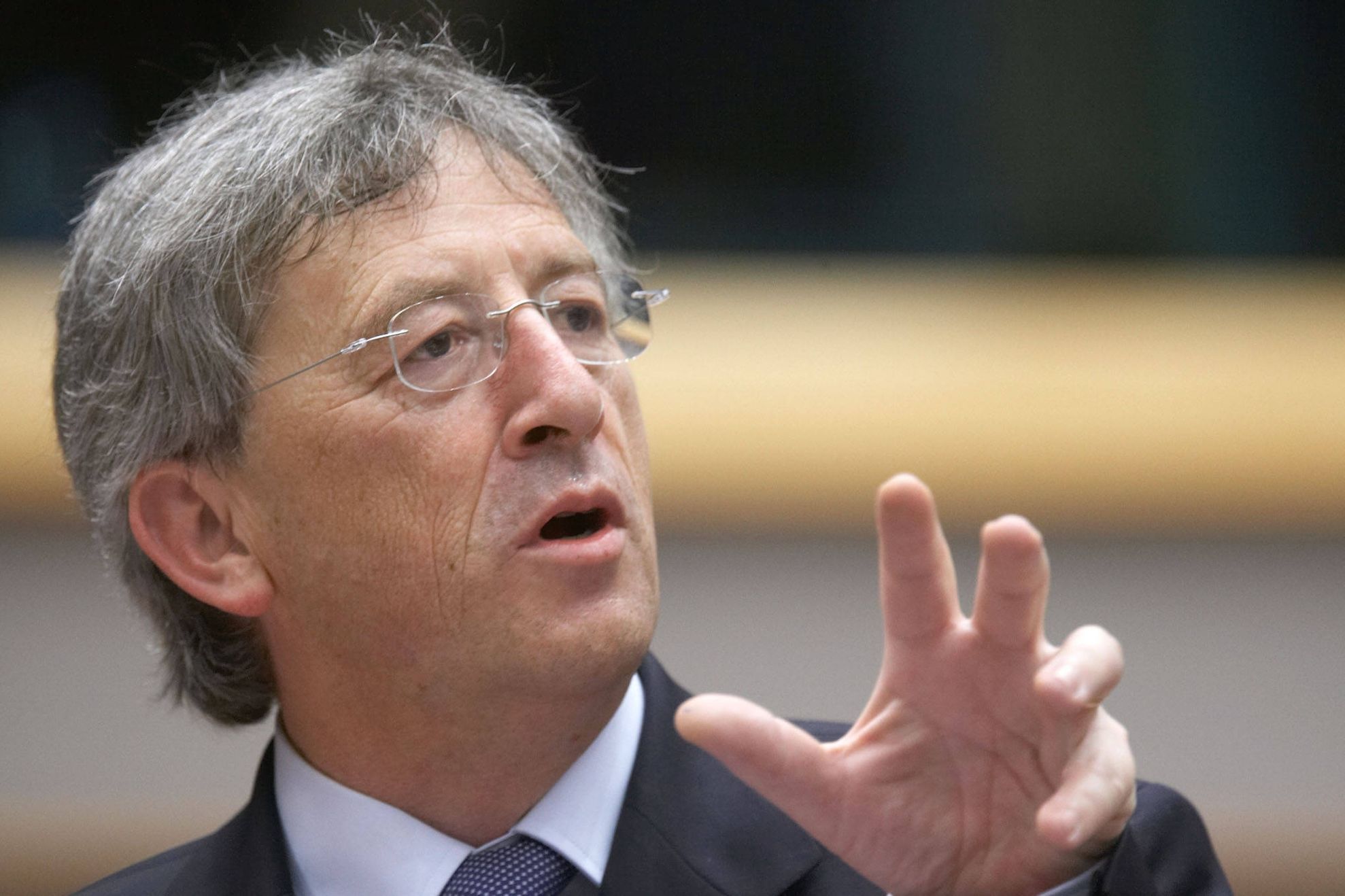 "Încetaţi să mă mai insultaţi!", a exclamat în PE preşedintele Comisiei Jean-Claude Juncker