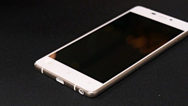 CEL MAI SUBŢIRE TELEFON din lume va fi lansat luna viitoare
