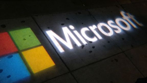 Cel mai bogat om al planetei salvează Microsoft. Nu dă bani, ci dă idei