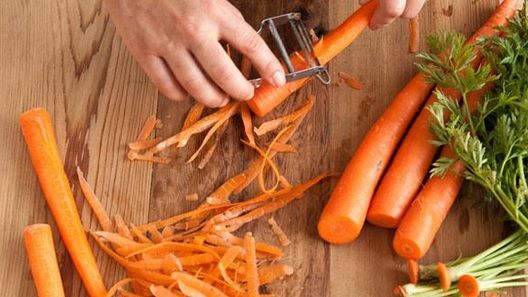 Cum este mai bine să mănânci MORCOVII: cu sau fără COAJĂ? 