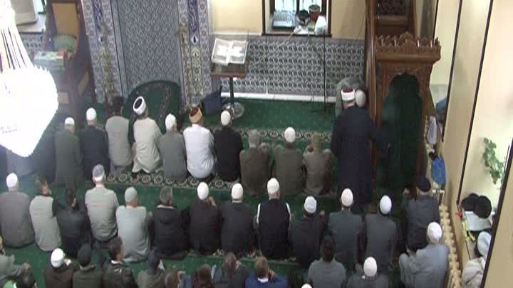 Mii de musulmani sărbătoresc Ziua Ofrandei pe Stadionul Dinamo. Ce semnificaţie are