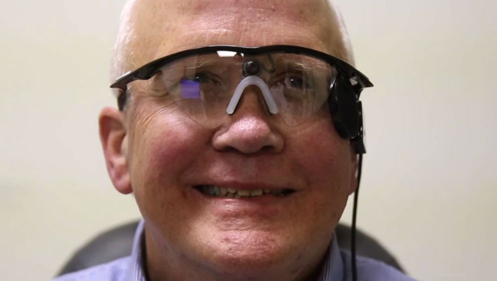 Incredibila putere a tehnologiei: Acest bărbat vede după 30 DE ANI datorită UNUI GADGET