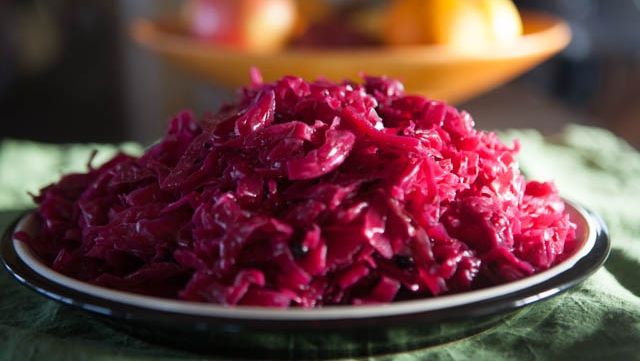 Efect miraculos. Ce se întâmplă dacă mănânci varză roșie crudă sau murată