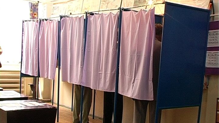 Școlile cu secții de votare își întrerup, vineri după-amiaza, cursurile 