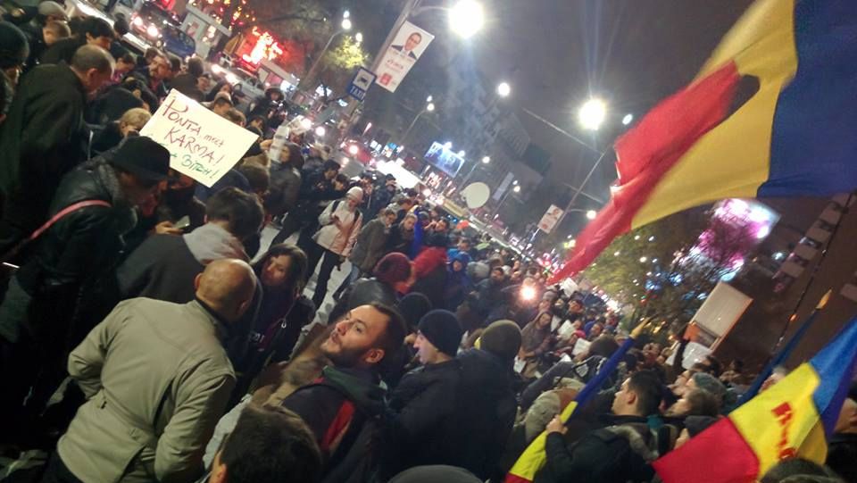 PROTESTE ALEGERI 2014. Mii de oameni în Piaţa Universităţii din Bucureşti. Iohannis a fost în Piaţă
