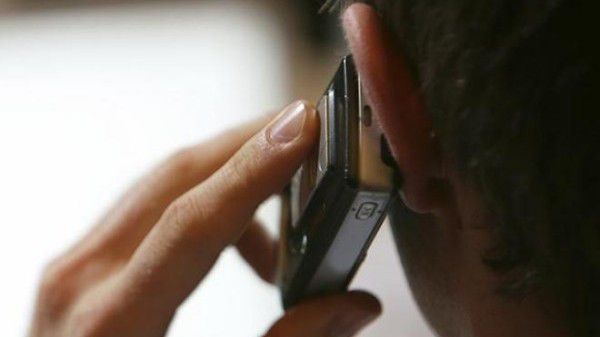 Escroci prin telefon, prinşi după ce au fost PĂCĂLIŢI de o bătrână de 81 de ani
