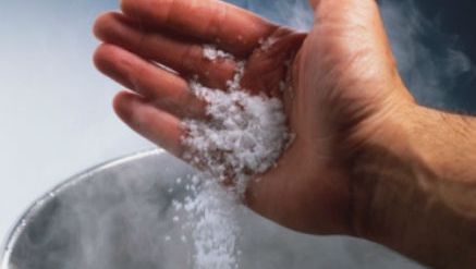 TRUC EFICIENT: Ce să faci atunci când scapi prea multă sare într-un preparat