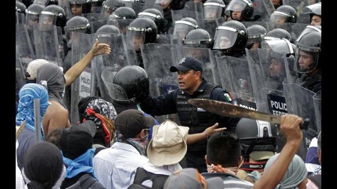 Aeroportul din Acapulco, BLOCAT de protestatari, după DISPARIŢIA a 43 de studenţi