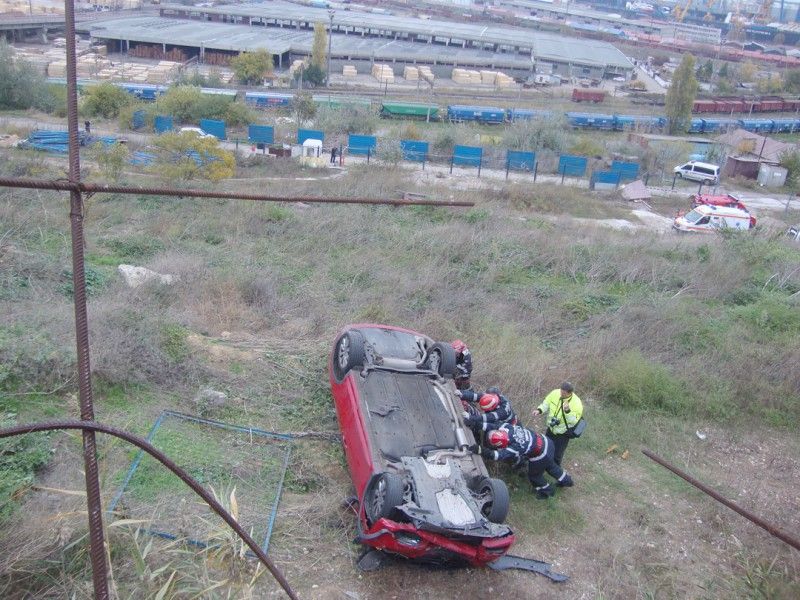 INCREDIBIL: o şoferiţă abia ieşită din parcare a PLONJAT 10 metri în gol. Motivul e HALUCINANT