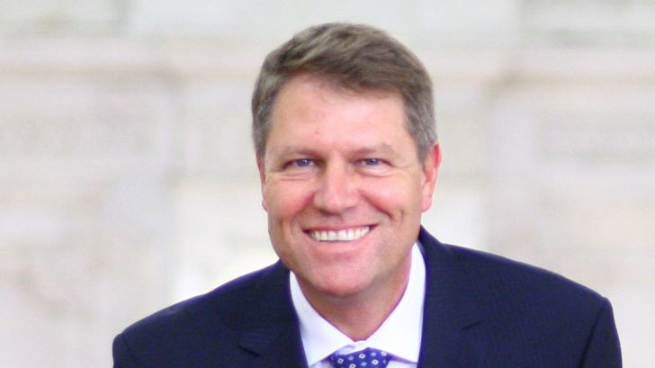 Klaus Iohannis a fost VEDETĂ de Black Friday 2014: În câte MII DE EXEMPLARE și-a vândut cartea?