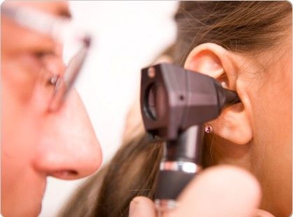 O cunoscută cântăreață acuza probleme la o ureche. Medicii au fost îngroziți de ce au găsit înăuntru