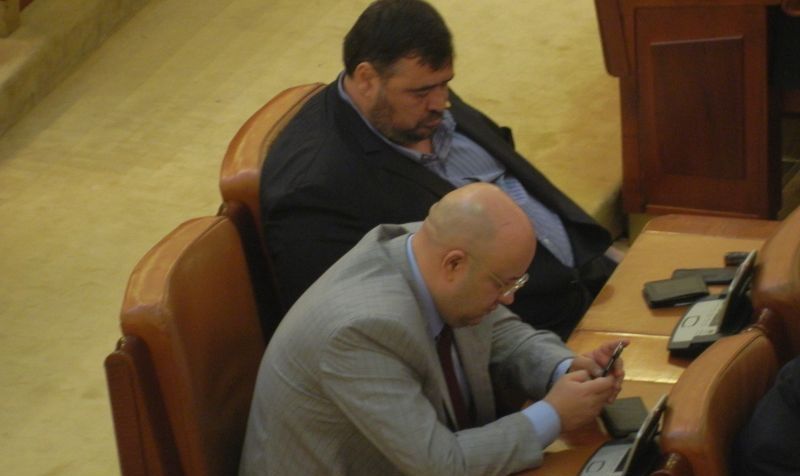 Românii din clasa de mijloc muncesc până la EPUIZARE