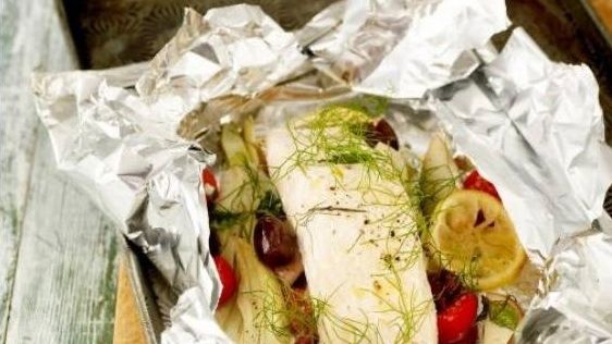 DEZLEGARE LA PEŞTE. Peşte la cuptor cu legume şi sos de vin alb