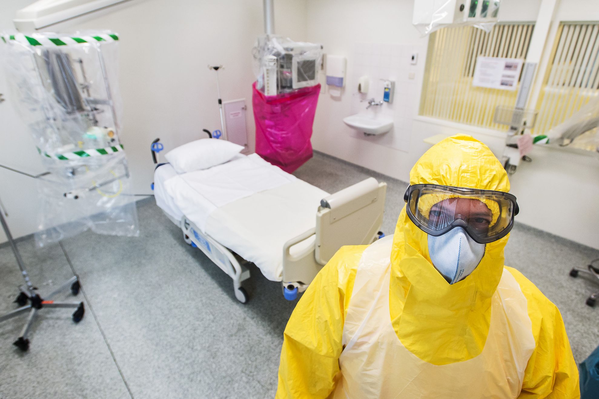 Un spital militar de campanie, pentru pacienţii cu Ebola, va fi deschis lângă aeroportul Otopeni 