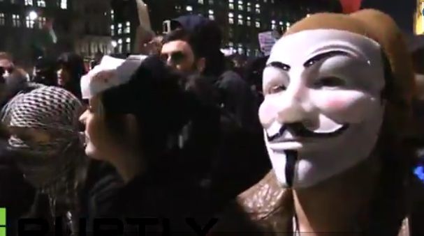 CIOCNIRI DURE la Londra între mascaţii Anonymous şi poliţie. "VREM REVOLUŢIE"