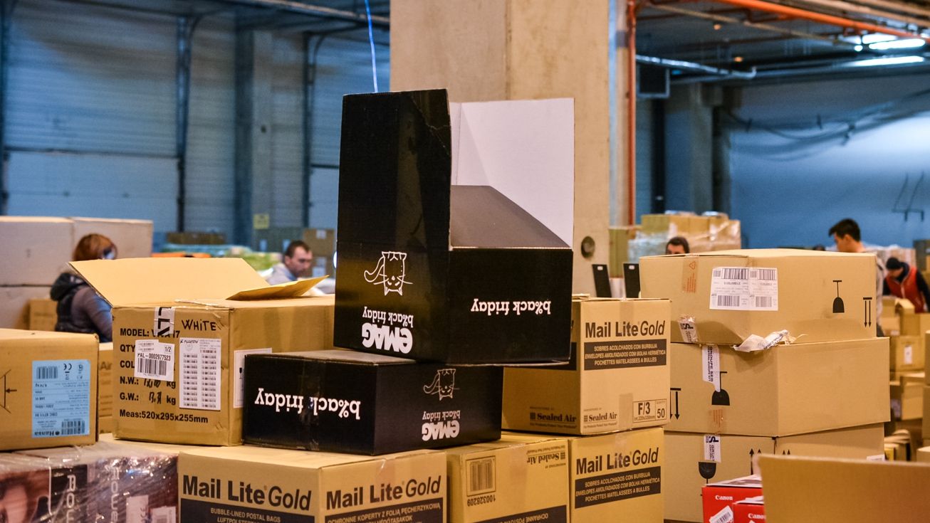 CEL MAI MARE magazin din România O FACE DIN NOU! Vinde mașini, benzină și sute de mii de produse!