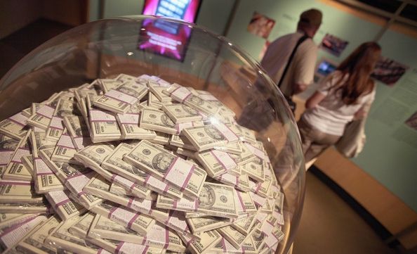 O bancă a transferat din greşeală 1,5 milioane dolari într-un cont. Norocosul a DISPĂRUT
