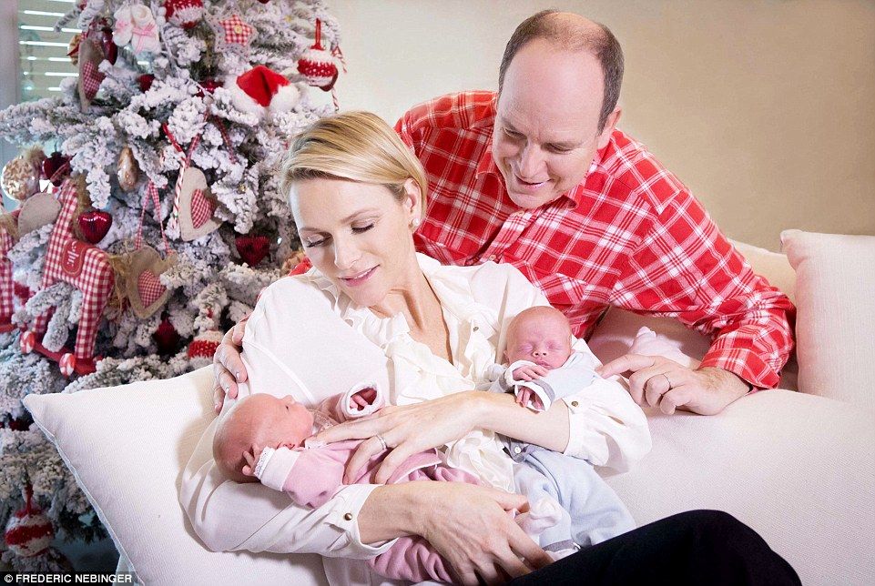 Primele FOTOGRAFII cu GEMENII Prinţului Albert de Monaco şi ai soţiei sale, Charlene
