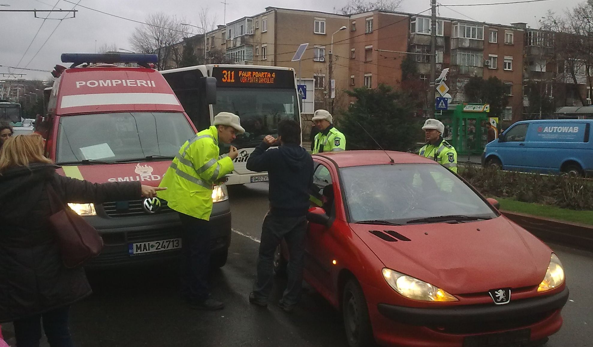 Accident GRAV în Bucureşti, la Baba Novac. O fată de 14 ani a fost lovită pe trecerea de pietoni