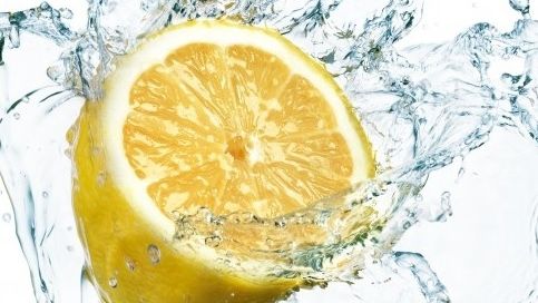 Care sunt beneficiile consumului de apă cu lămâie