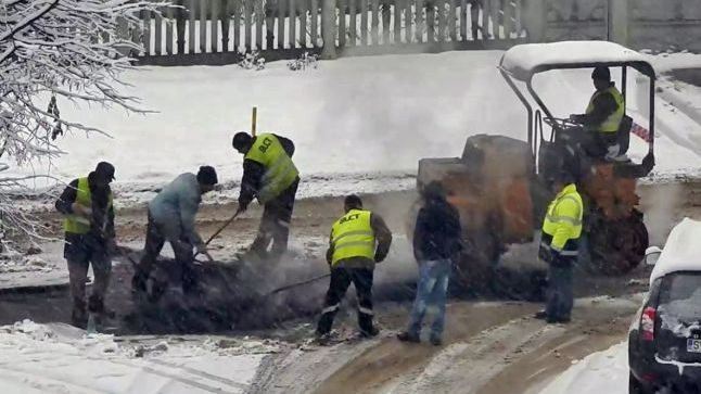 Ţara lui Dorel: asfaltări pe ninsoare, la Suceava. IMAGINI INCREDIBILE
