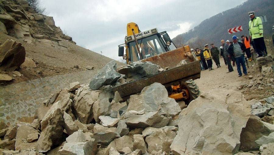 Circulaţia pe DN 10 Buzău-Braşov, ÎNCHISĂ din cauza alunecărilor de teren produse în urma ploilor