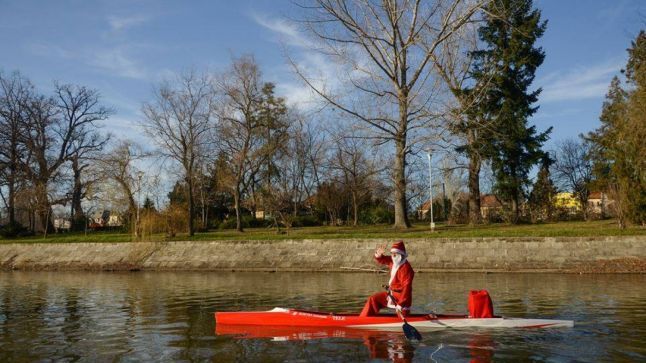 Orașul din România unde Moș Crăciun a venit cu caiacul  