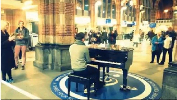 Gest superb al unui român. A cântat la pian imnul național în gara centrală din Amsterdam