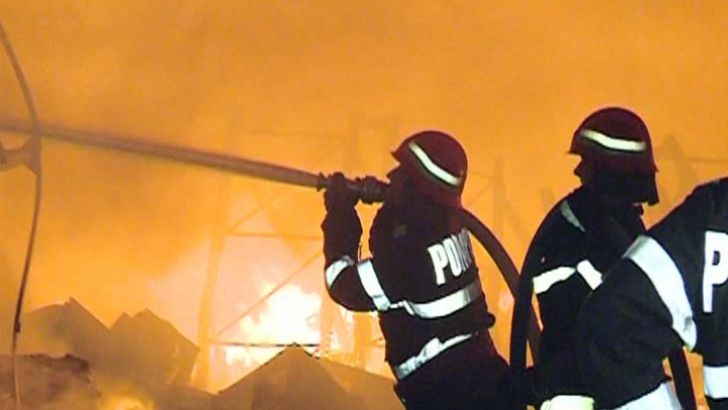 INCENDIU într-un bloc din Capitală: O femeie a fost intoxicată cu fum