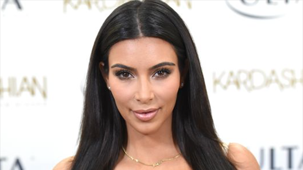 Un bărbat s-a MUTILAT cu 50 de intervenţii estetice, pentru a semăna cu Kim Kardashian