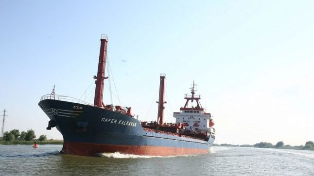 Zeci de nave blocate pe Dunăre, în zona Portului Moldova Veche, din cauza vântului puternic