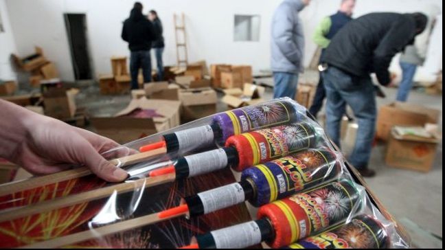 Zece tone de materiale pirotehnice, confiscate de politişti