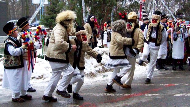 REVELION 2015. Tradiţii legate de noroc, sănătate şi căsătorie