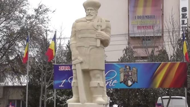 Statuie BIZARĂ a lui Mihai Viteazu la Slobozia: "Seamănă cu MOŞ CRĂCIUN"