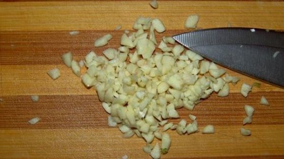 INCREDIBIL! Ce se intampla daca aplici usturoi tocat pe talpi? 