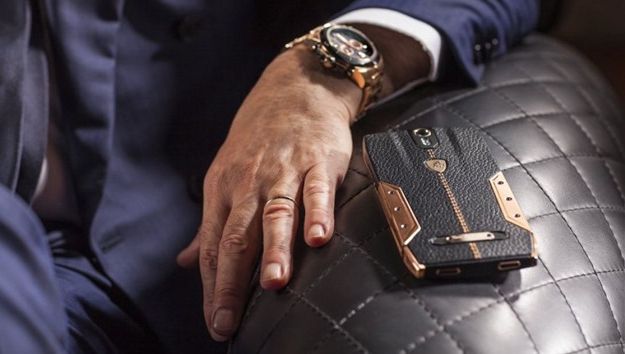 Snobii și-au găsit cadoul PERFECT de Crăciun: Un telefon de lux cum N-AI MAI VĂZUT!